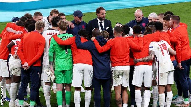 Gareth Southgate speaks to England's players in a huddle